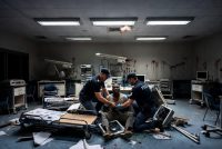 Ospite insoddisfatto distrugge il pronto soccorso a sprangate