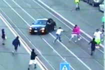 Torino, immigrati assaltano le auto armati di mazze chiodate e coltelli