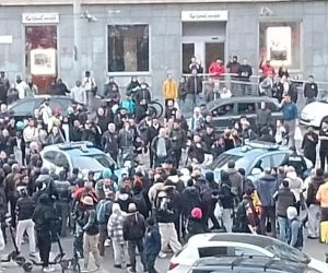 Poliziotti accerchiati da immigrati per impedire arresto: il giudice li scarcera – VIDEO