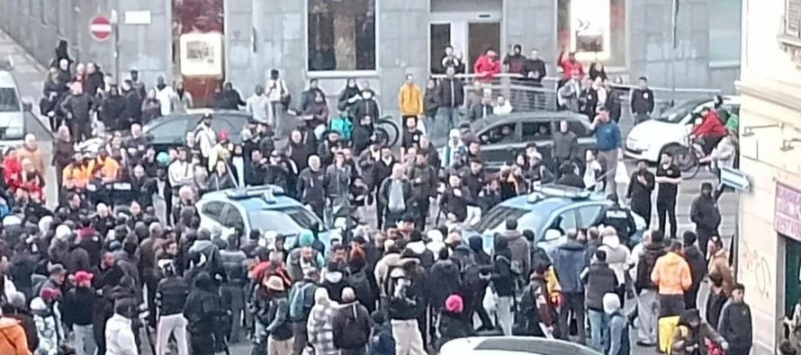 Poliziotti accerchiati da immigrati per impedire arresto: il giudice li scarcera – VIDEO