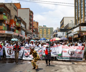 Sudafrica, neri marciano per la remigrazione dei nigeriani