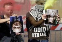 Estremisti rossi e islamici sfilano insieme a Roma contro l’Italia