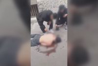 Picchiato a sangue da branco afghani e lasciato morente su asfalto