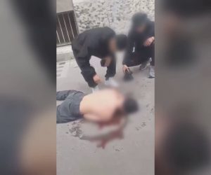 Picchiato a sangue da branco afghani e lasciato morente su asfalto