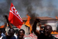 Dopo la visita di Landini i migranti danno fuoco alla baraccopoli abusiva