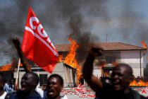 Dopo la visita di Landini i migranti danno fuoco alla baraccopoli abusiva