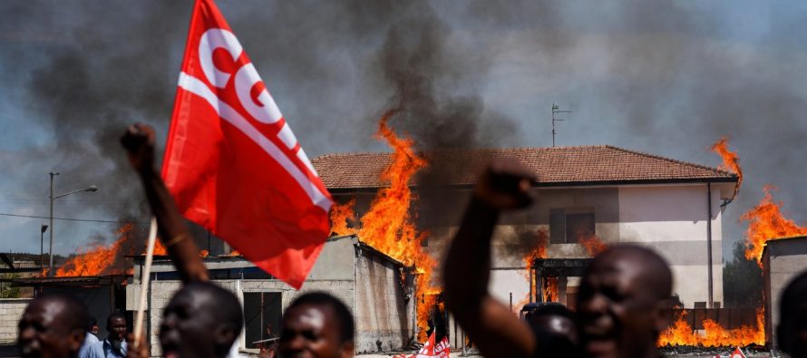 Dopo la visita di Landini i migranti danno fuoco alla baraccopoli abusiva