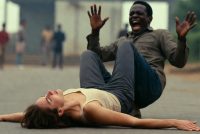 Presa a pugni in faccia mentre è in gita con la scuola: insegnante crolla a terra