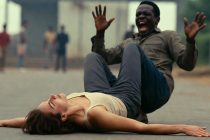 Presa a pugni in faccia mentre è in gita con la scuola: insegnante crolla a terra