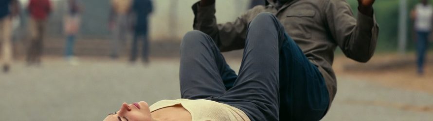 Presa a pugni in faccia mentre è in gita con la scuola: insegnante crolla a terra