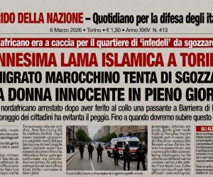 SGOZZA DONNA IN STRADA A TORINO NEL QUARTIERE ISLAMICO