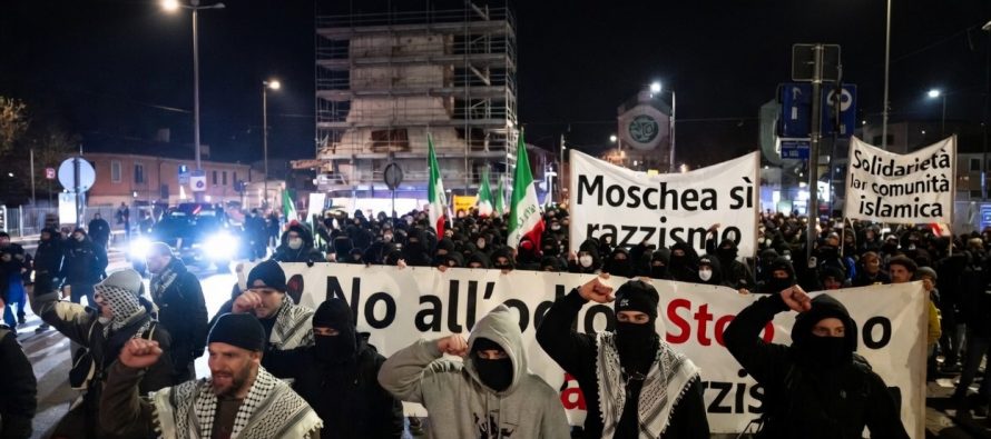 La sinistra manifesta per costruire una grande moschea a Venezia