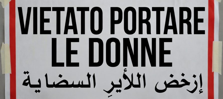 Cartello shock a Merano: piazza vietata alle donne perché c’è il Ramadan