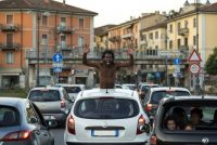 Straniero nudo semina il terrore, sale su auto e blocca il traffico