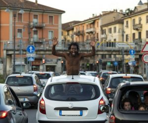 Straniero nudo semina il terrore, sale su auto e blocca il traffico