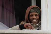 SGOZZA PASSANTI IN STRADA E POI IRROMPE IN ASILO