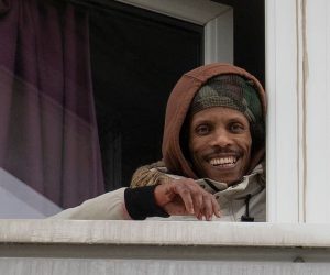 SGOZZA PASSANTI IN STRADA E POI IRROMPE IN ASILO