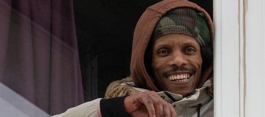 SGOZZA PASSANTI IN STRADA E POI IRROMPE IN ASILO