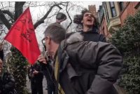 New York: sostenitore sindaco islamico lancia bomba contro la protesta anti-Islam