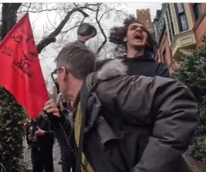 New York: sostenitore sindaco islamico lancia bomba contro la protesta anti-Islam