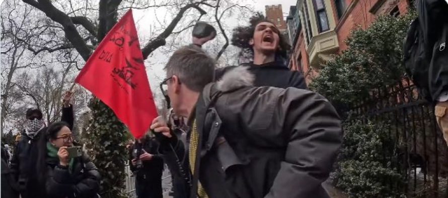 New York: sostenitore sindaco islamico lancia bomba contro la protesta anti-Islam