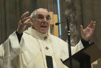 Vescovo traditore bacia i piedi agli invasori: “scusateci se vi rimpatriamo”