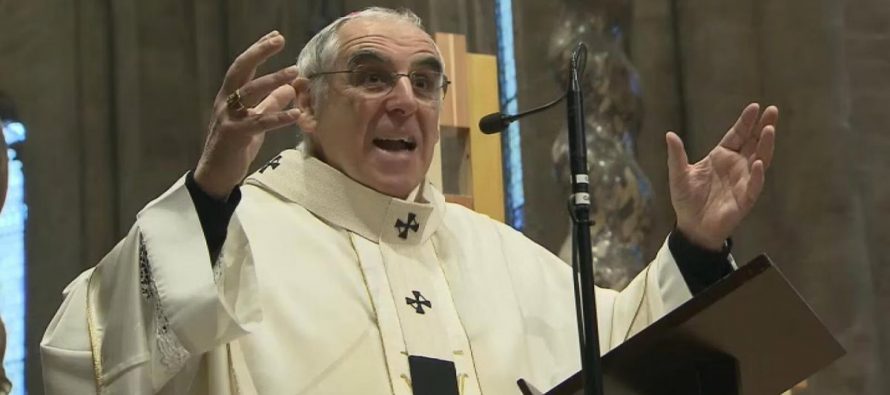 Vescovo traditore bacia i piedi agli invasori: “scusateci se vi rimpatriamo”