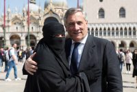 Forza Italia difende il burqa: si oppone a legge Lega che lo vieta