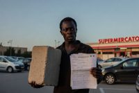 Prende a sassate i poliziotti ma è libero con l’ordine di lasciare l’Italia