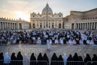 Ramadan, islamici invadono le piazze italiane e mettono le donne nei recinti