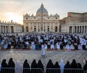Ramadan, islamici invadono le piazze italiane e mettono le donne nei recinti