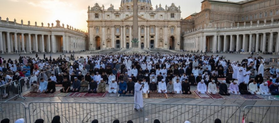 Ramadan, islamici invadono le piazze italiane e mettono le donne nei recinti