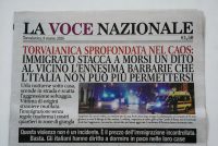 Straniero scende in strada e stacca un dito a morsi al vicino