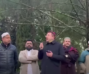 Vescovo celebra il ramadan con i musulmani, fedeli furiosi