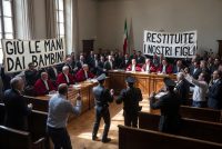 Famiglia nel bosco.Rivolta in Tribunale ai giudici: “Rubate i figli alla gente”