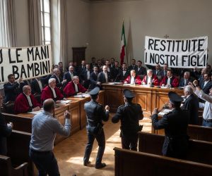 Famiglia nel bosco.Rivolta in Tribunale ai giudici: “Rubate i figli alla gente”