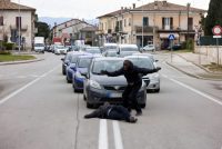 Immigrati bloccano le auto: “Qui non si passa”