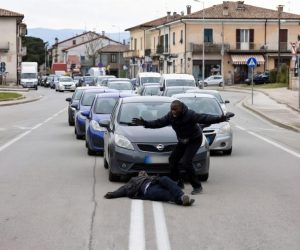Immigrati bloccano le auto: “Qui non si passa”