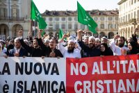 Islamici celebrano vittoria NO al referendum: protetti dalle Toghe Rosse
