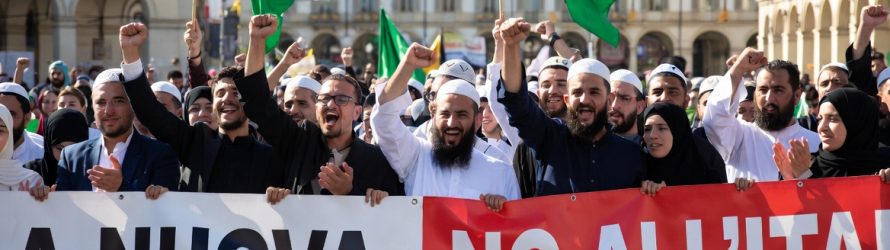Islamici celebrano vittoria NO al referendum: protetti dalle Toghe Rosse