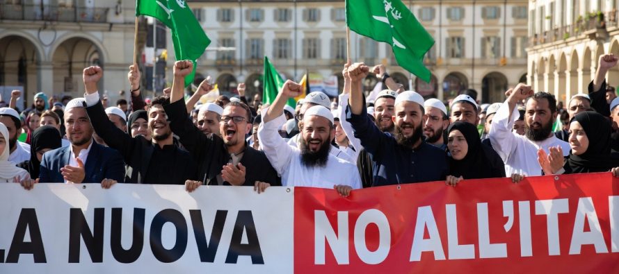 Islamici celebrano vittoria NO al referendum: protetti dalle Toghe Rosse