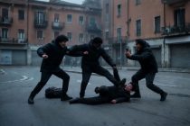 Massacrato dai maranza fuori da scuola: gli rompono il naso