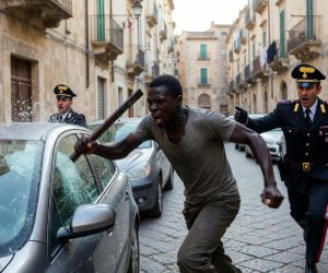 Senza fissa dimora distrugge auto e aggredisce i Carabinieri