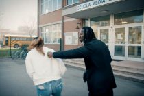 Presa a pugni mentre va a scuola: donne perseguitate da mesi