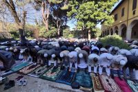 **LA FOTO DELLA VERGOGNA: CHIESA DIVENTA MOSCHEA A PRATO**