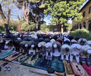 **LA FOTO DELLA VERGOGNA: CHIESA DIVENTA MOSCHEA A PRATO**