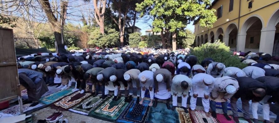 **LA FOTO DELLA VERGOGNA: CHIESA DIVENTA MOSCHEA A PRATO**