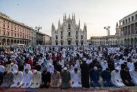 Ramadan, città italiane invase da islamici: piazze vietate alle donne