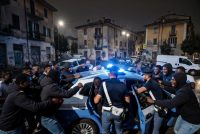 Poliziotti fermano scippatore ma vengono circondati dalla folla nel quartiere africano di Torino