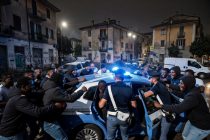 Poliziotti fermano scippatore ma vengono circondati dalla folla nel quartiere africano di Torino